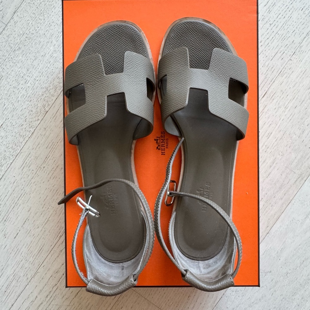 Hermes Santorini sandal in Étoupe